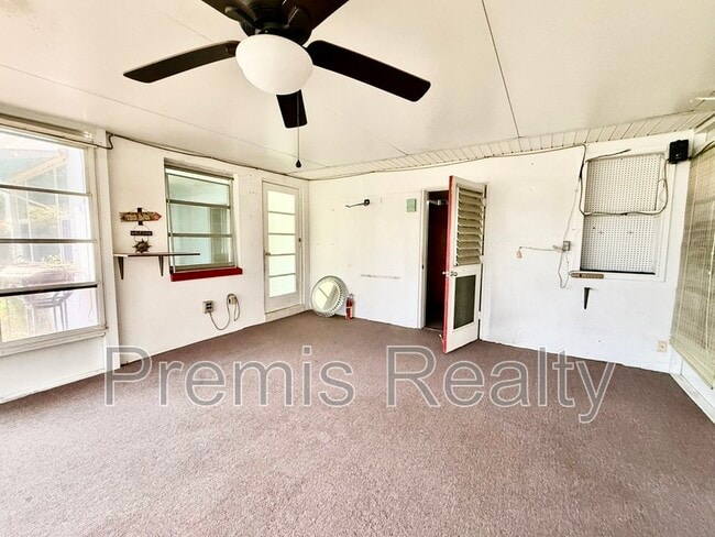 Building Photo - 1229 Lazy Lake Rd W