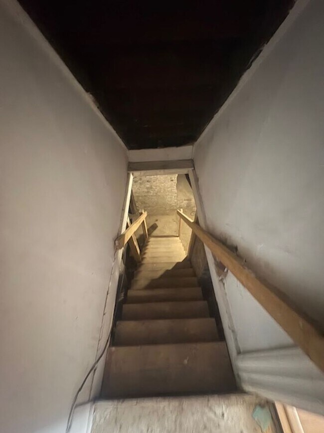 Building Photo - Single Family home with large yard