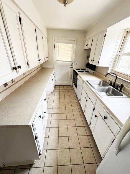 Building Photo - 4216 Applegate Ave