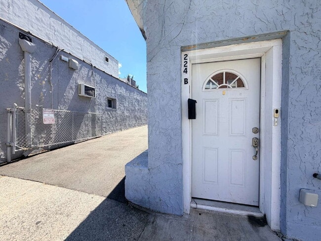 Building Photo - Spacious 1 Bedroom + Bonus Room w/Parking