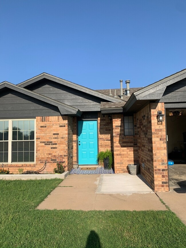 Building Photo - 304 N Essex Dr