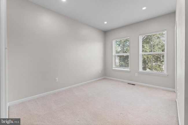 Building Photo - 336 White Oak Way
