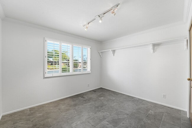 Building Photo - Welcome to this beautiful 5-bedroom, 3-bathroom home in Tempe Arizona!