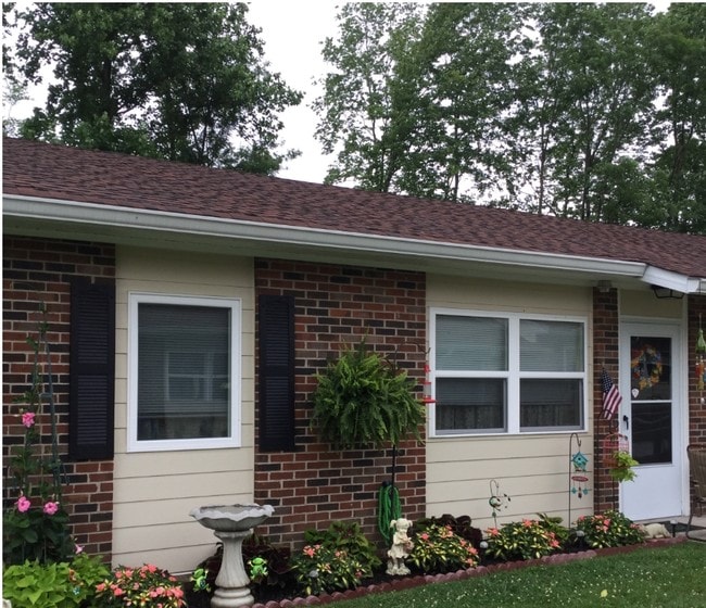 Primary Photo - Golden Oaks Village