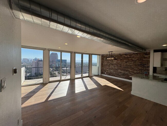 Building Photo - Luxury 2 Bedroom Condo Available at Regency House in Central Phoenix!