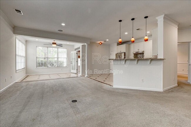 Building Photo - 1033 Pinehurst Dr