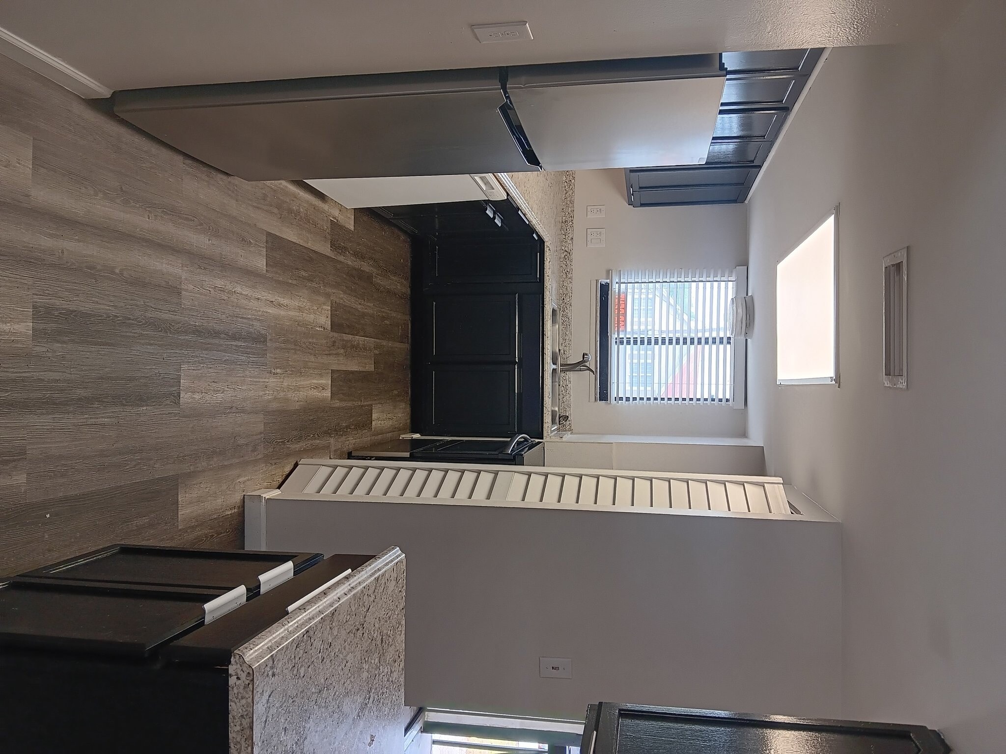 Building Photo - 2541 Myrtle Ave