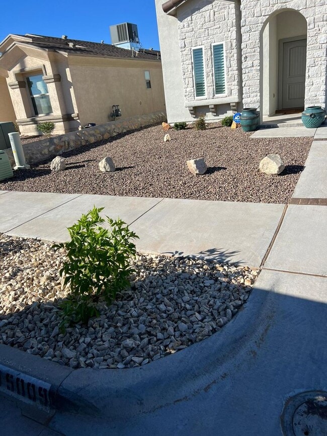 Building Photo - Eastside area for Short or Long Term Rental(Completely Furnished) Beautiful 4 bed/2 baths