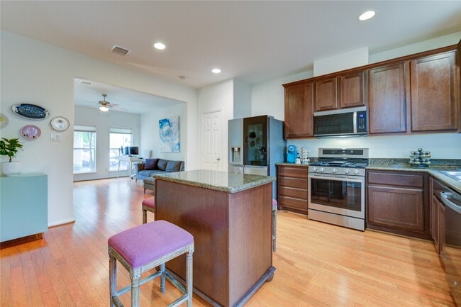 Building Photo - 2206 Naomi St