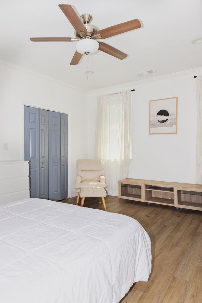 Building Photo - Spacious 4/3.5 w/ Master on Main and Fully...