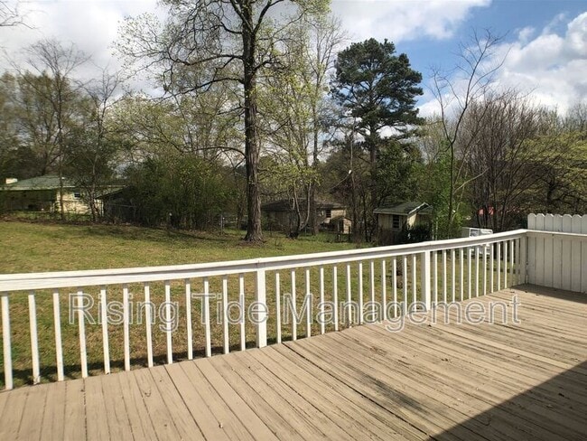 Building Photo - 200 E Haven Dr NE