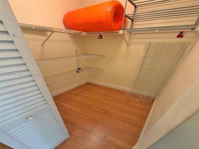 Building Photo - 400 Leslie Dr