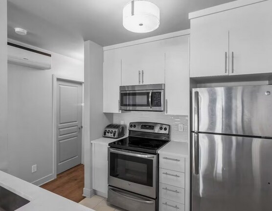 Building Photo - 831 S Flores St