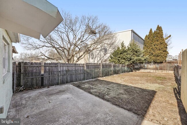 Building Photo - 309 W Elm St