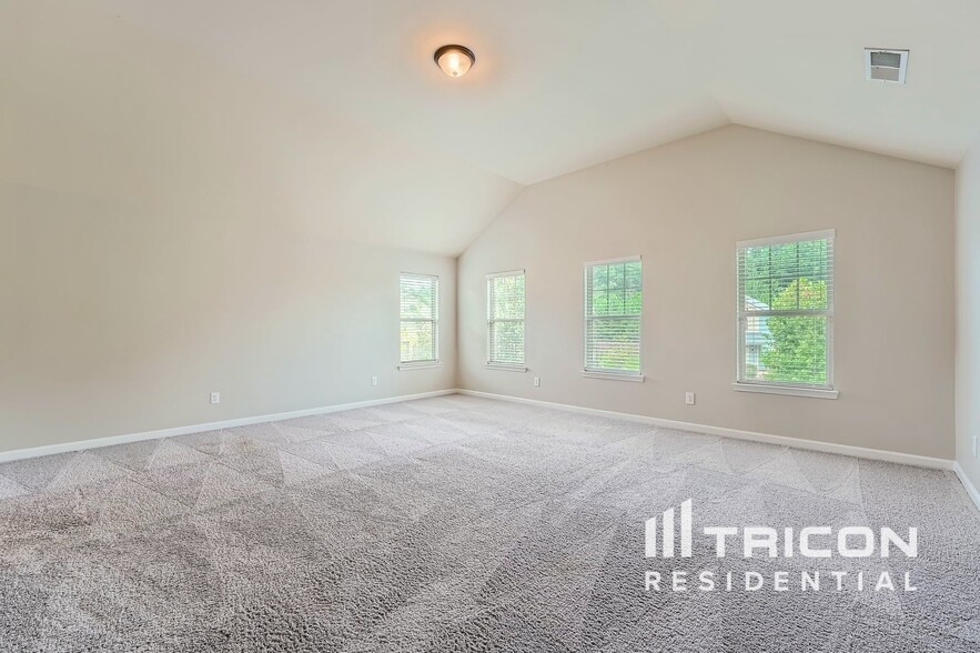 Building Photo - 744 Effendi Pl