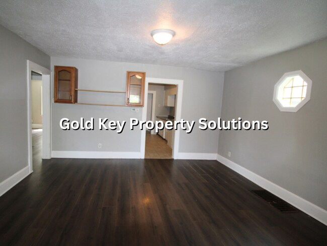 Building Photo - Spacious 2 BR 1 BA House with Dining Room ...