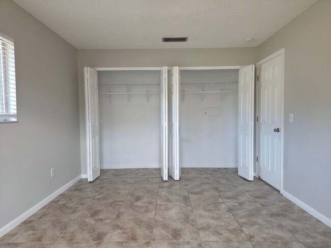 Building Photo - Freshly Updated 2/1 House with Garage in Deltona!