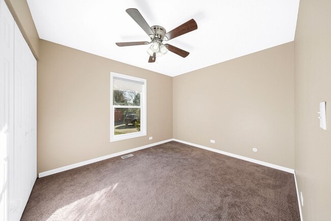 Building Photo - Beautiful End Unit Townhome with Garage!