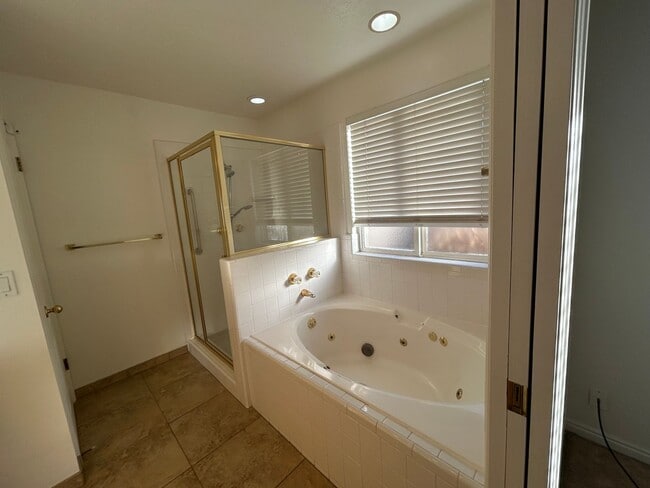 Building Photo - 3 Bedroom 2 Bathroom Condo in West Jordan by the new Temple!