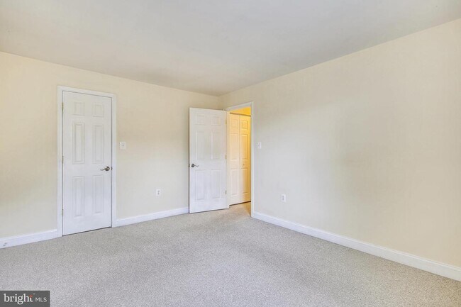 Building Photo - 1952 Kennedy Dr