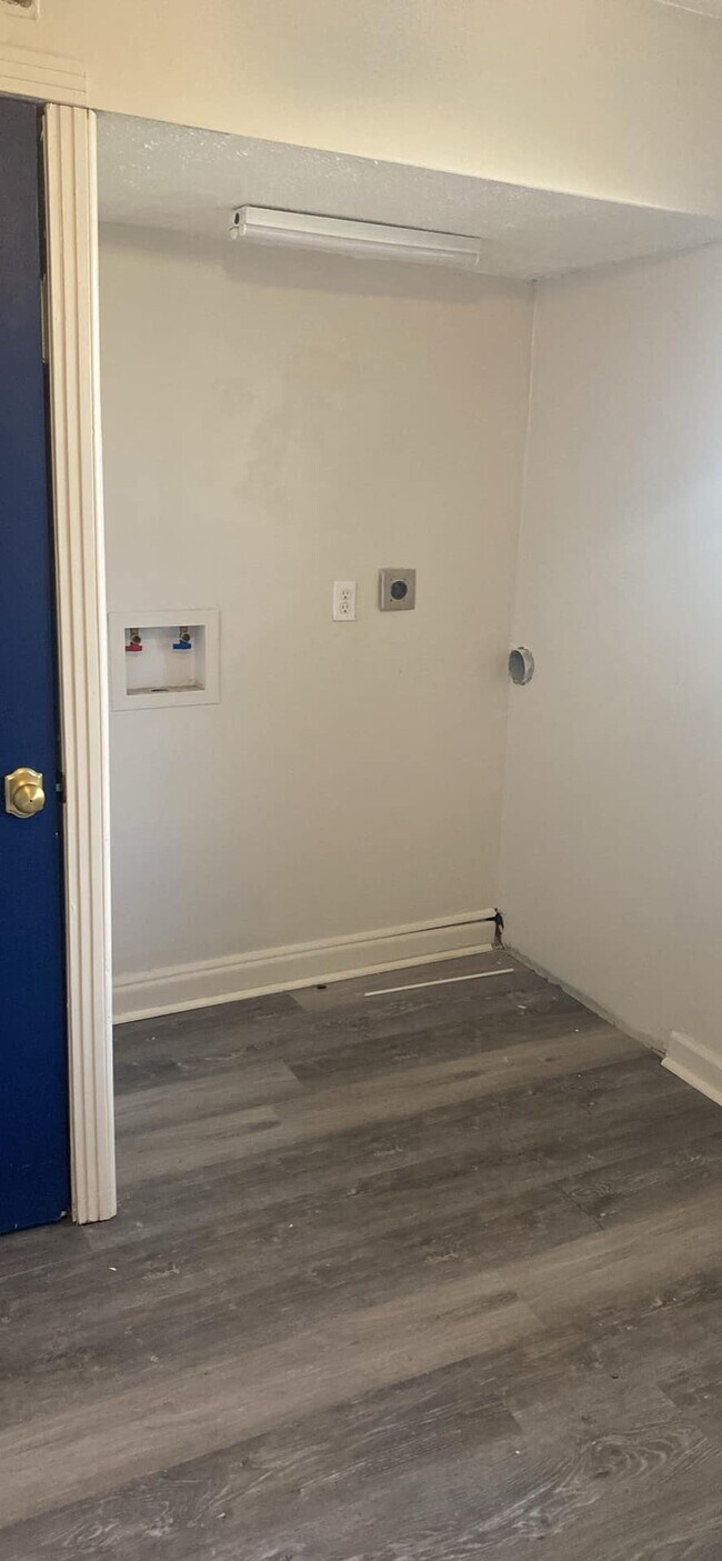 W/D hookups - 324 E Pershing St