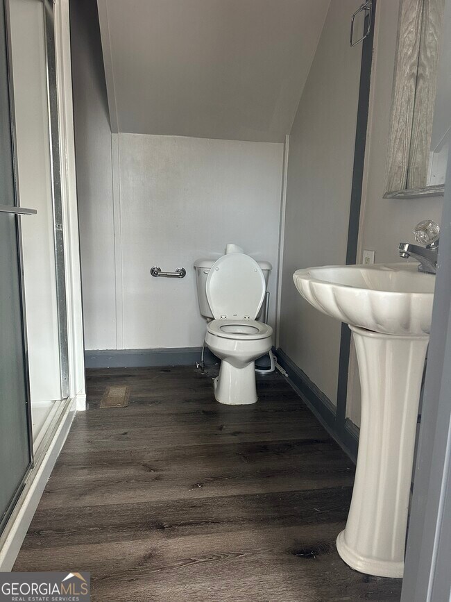 Building Photo - 4984 Donald Dr