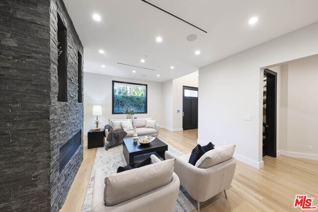 Building Photo - 123 S Kilkea Dr
