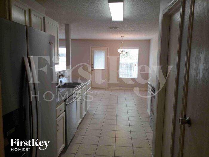 Building Photo - 1610 Cliffbrook Dr