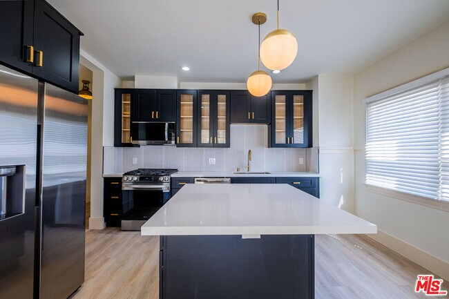 Building Photo - 216 N Catalina Ave