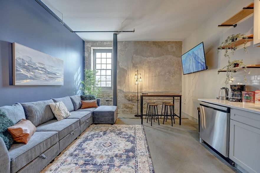 Primary Photo - 1009 W Juneau Ave