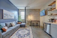 Building Photo - 1009 W Juneau Ave