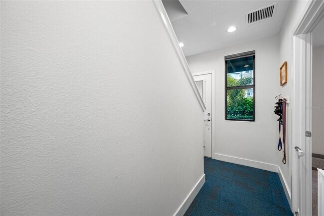 Building Photo - 1171 25th Ln N