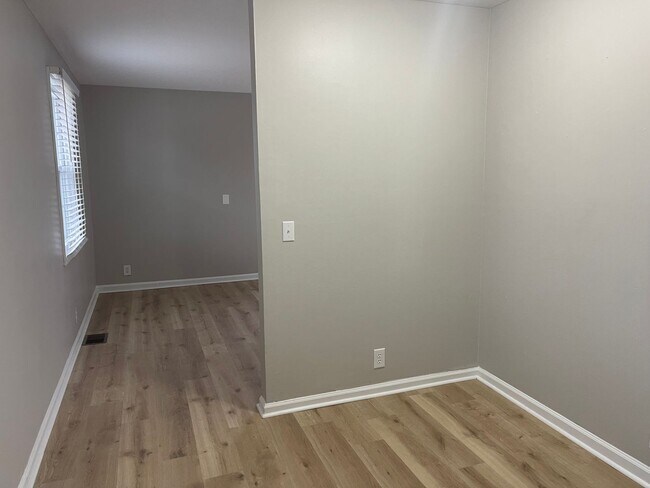 Building Photo - 2 bd 1 ba duplex in a Great Location