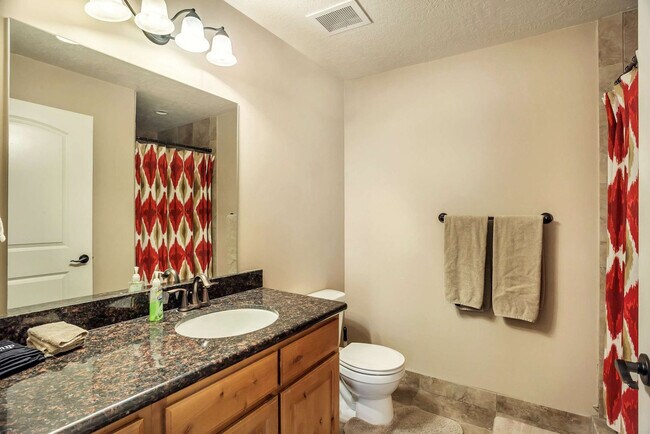 Building Photo - 606 W S Temple St