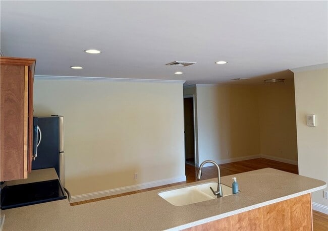 Building Photo - 679 Metacom Ave