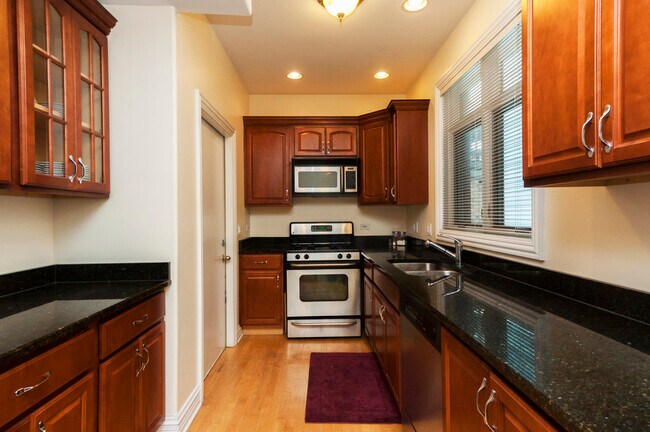Building Photo - 2416 N Greenview Ave