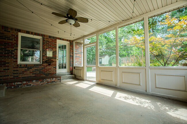 Building Photo - Pet Friendly Three Bedroom!