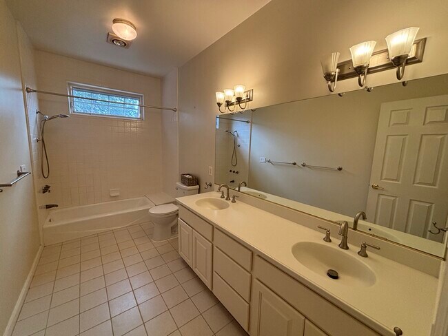 Building Photo - 740 Oak Crest Cir