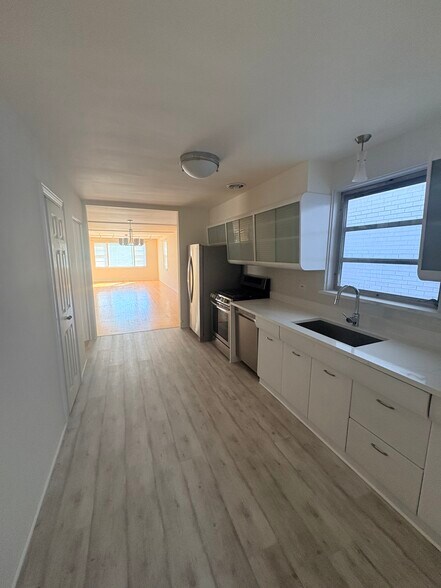 Building Photo - 2736 W Farragut Ave