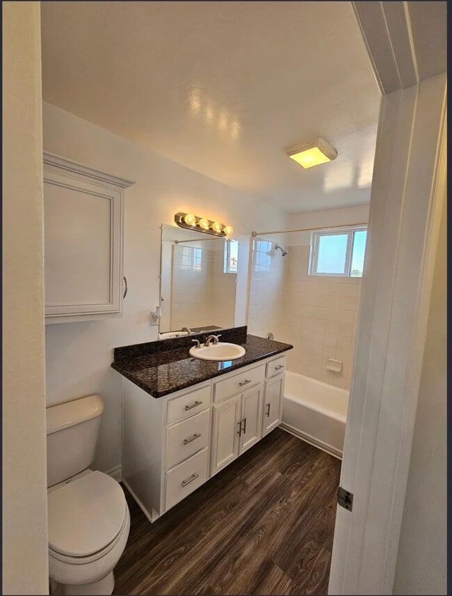 Building Photo - 800 N Mollison Ave