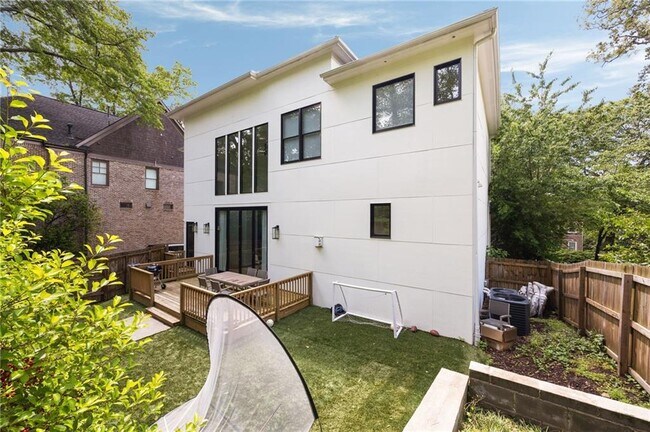 Building Photo - 314 Delmont Dr NE