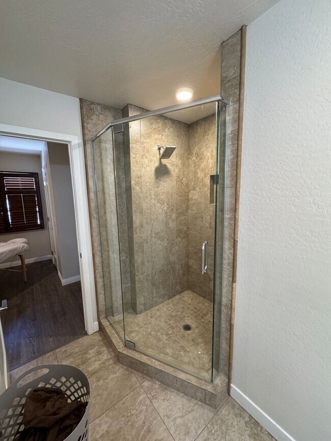 Building Photo - 4 bedroom basement home North Mesa