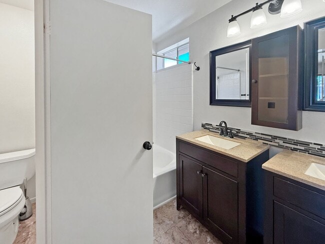 Building Photo - 2-Bedroom Townhome with Loft in Prime El C...