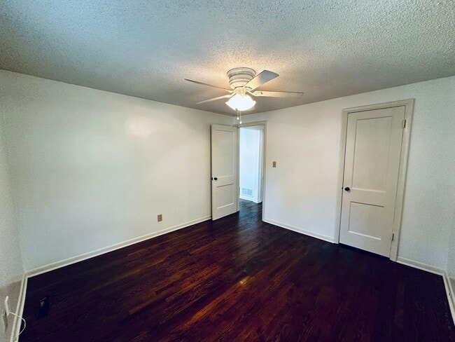 Building Photo - {8146} Charming Waldo Ranch + Hardwood Flo...