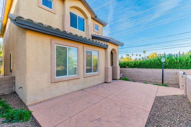 Building Photo - 3 bedroom home in gated community