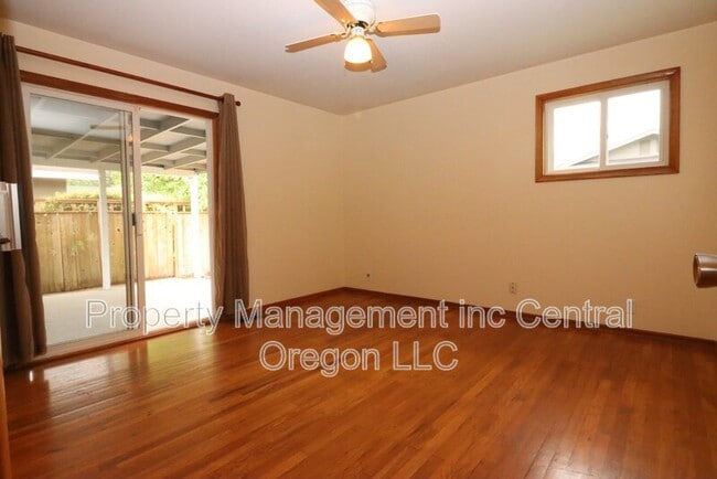 Building Photo - 1670 Yew St SE