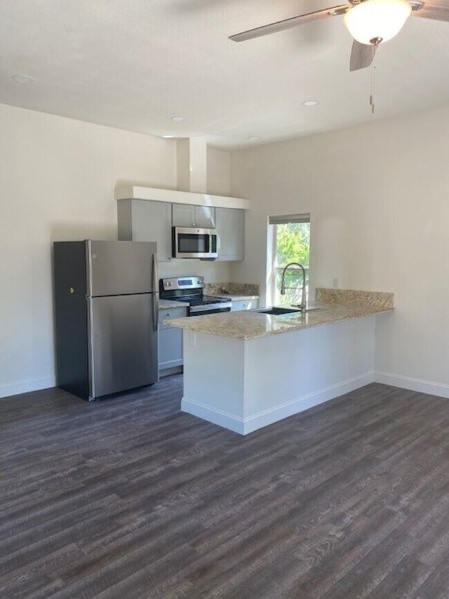 Building Photo - Charming Cottage Style Home!