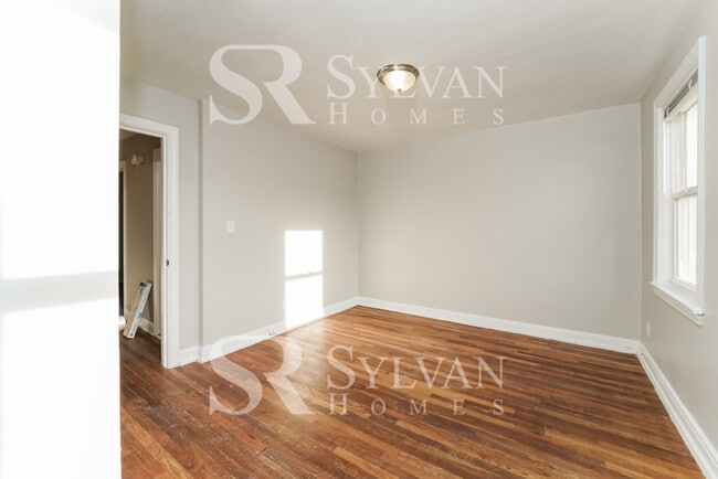 Building Photo - The living is easy in this 3 bedroom, 1.5 bathroom townhome