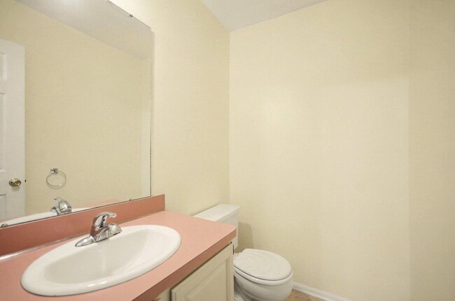 Building Photo - 456 Essex Dr