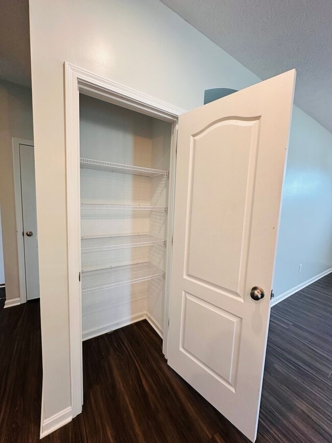 Building Photo - Contemporary Comfort Meets Convenience in Mt. Washington